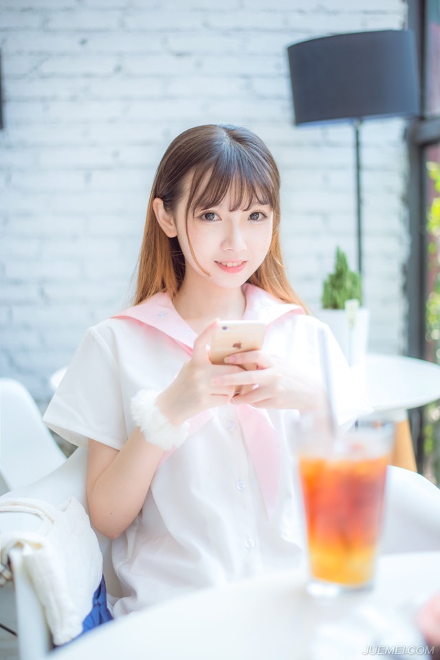 上苍不会让所有幸福集中到某个人身上，得到爱情未必拥有金钱;拥有金钱未必得到快乐;得到快乐未必拥有健康;拥有健康未必一切都会如愿以偿。保持知足常乐的心态才是淬炼心智净化心灵的最佳途径。一切快乐的享受都属于精神，这种快乐把忍受变为享受，是精神对于物质的胜利，这便是人生哲学。